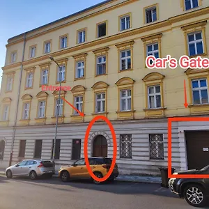 Spacious Flat & Parking Possibility, 3 Stops To Wenceslav Square Apartment Prag